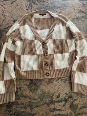 Love Tree Cream and Beige Striped Cropped V‑Neck Cardigan